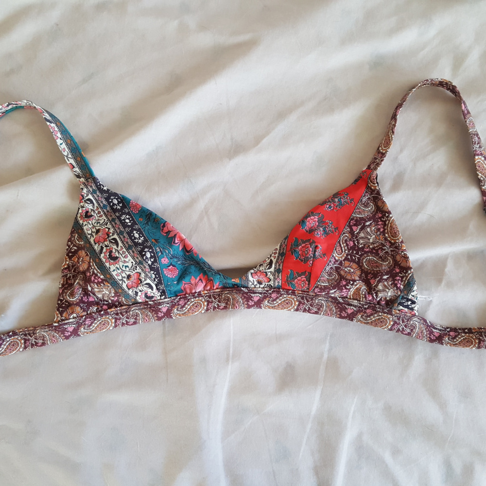 ⬇️PRICE DROP⬇️Billabong Paisley Bikini Top